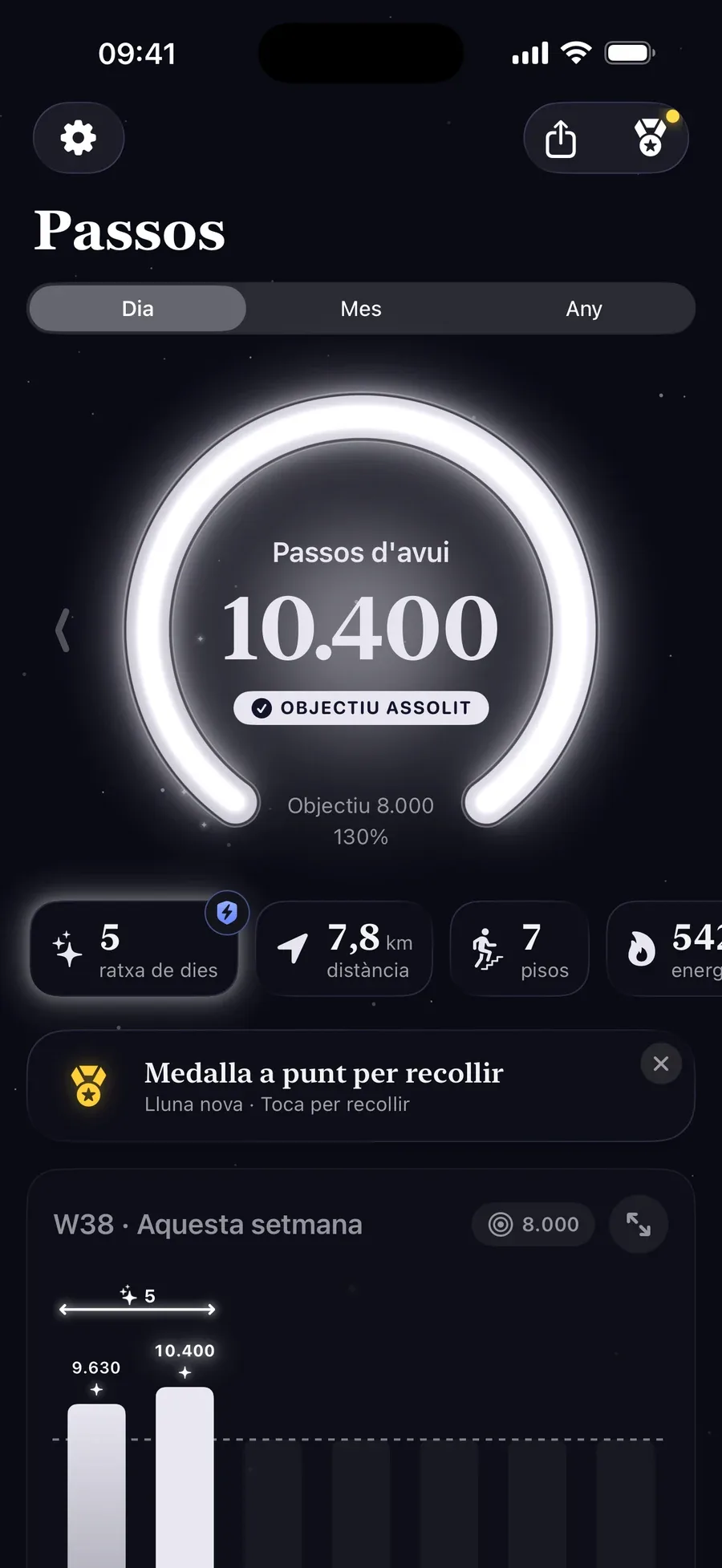 La pantalla d'inici de Step Step: un anell brillant amb 10.400 de 8.000 passos, objectiu assolit, i una ratxa de cinc dies